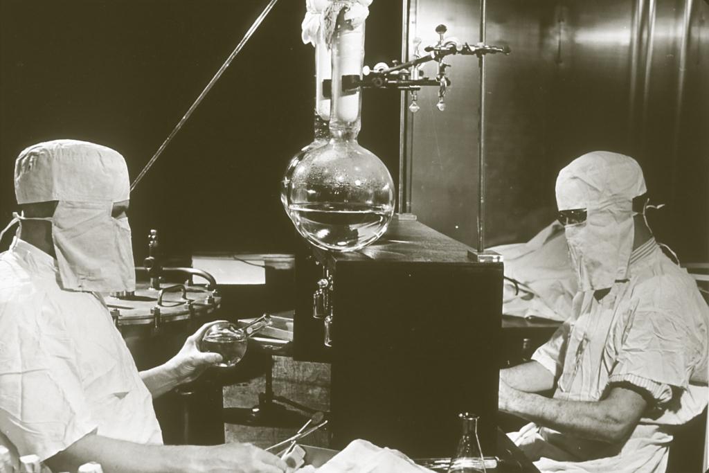 Two doctors/scientists masks at a lab